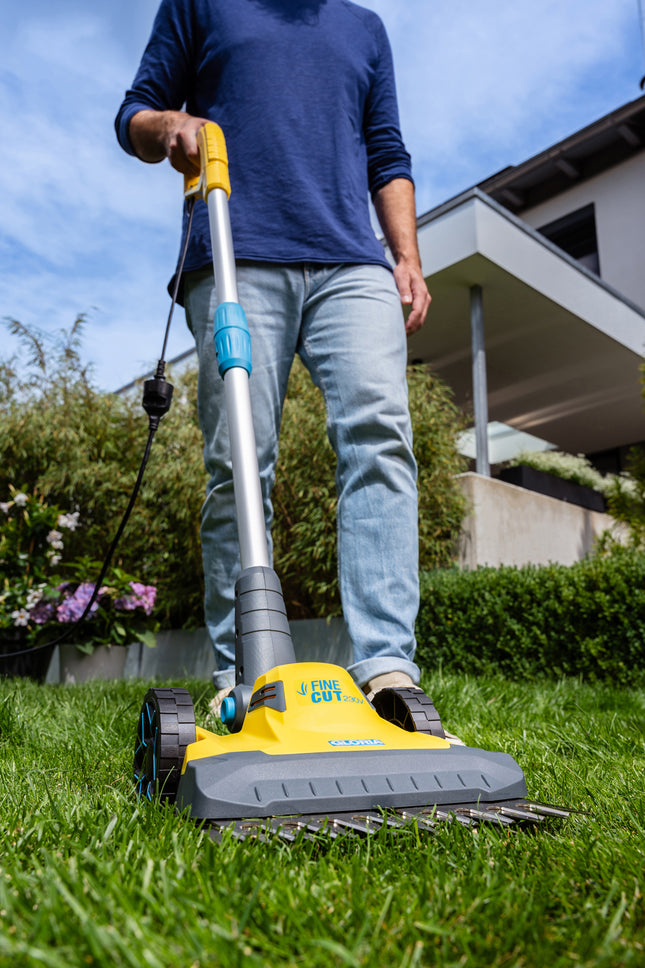 FineCut 230V – Coupe-bordures compact avec largeur de coupe 25 cm
